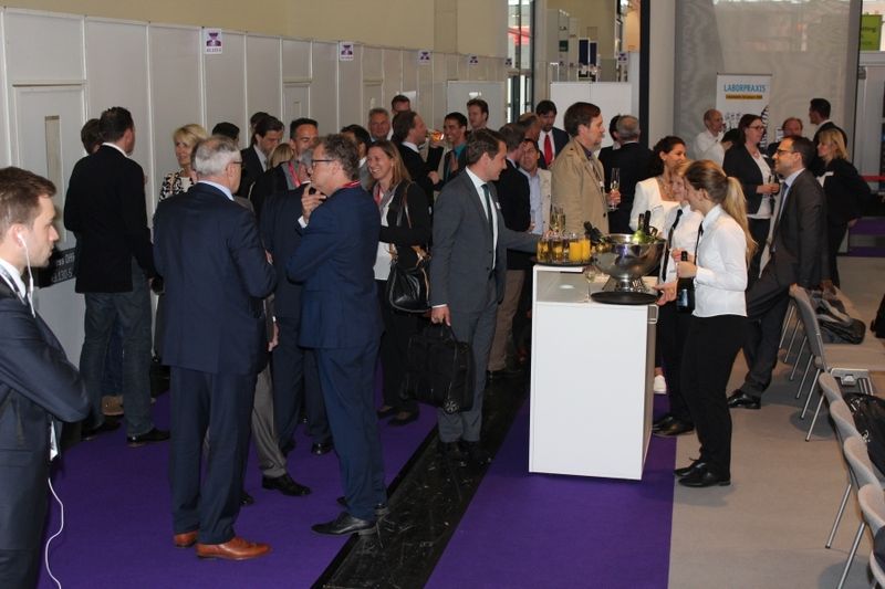 Vor der Award-Verleihung stand noch ein gemütliche Get-together auf dem Programm.Impressionen vom Application Award der LABORPRAXIS zur Analytica 2016 in den Kategorien Lebensmittelanalytik, Labortechnik sowie Bio- und Pharmaanalytik. (Bild: LABORPRAXIS)