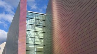 Hausfassade aus Blechen mit strukturierter Oberfläche. Die Musterungen sorgen für optische Planheit. Bild: Rimex (Archiv: Vogel Business Media)