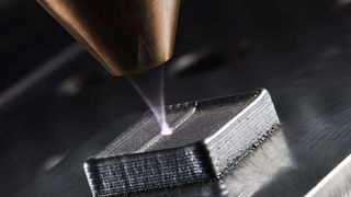 Beim 3D-Druck metallischer Werkstoffe wird Metallpulver Schicht für Schicht per Laser aufgetragen. (Bild: Trumpf)
