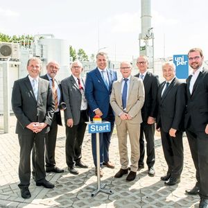 Die Projektpartner bei der Eröffnung der Methanisierungsanlage: Eckhardt Rümmler, Chief Operating Officer von Uniper, Prof. Thomas Kolb, KIT, Helmut Knauthe, Chief Technology Officer von Thyssenkrupp Industrial Solutions, Christian Ehler, Mitglied des Europäischen Parlaments, Jochen Homann, Präsident der Bundesnetzagentur für Elektrizität, Gas, Telekommunikation, Post und Eisenbahnen, Axel Wietfeld, Geschäftsführer von Uniper Energy Storage, Frank Gröschl, Leiter Technologie und Innovationsmanagement des DVGW Deutscher Verein des Gas- und Wasserfaches und René Schoof, Fachabteilungsleiter Operational Performance Surface Storage Facilities (v.l.n.r.).

