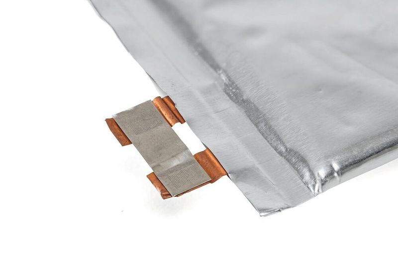 Bei der Zell-Assemblierung in der Batterieherstellung werden die Ableiterfolien mit den Zellableitern (Pouchzelle) oder mit den Kontaktterminals (z.B. Rundzelle) kontaktiert, je nach Anwendung mit dem longitudinal oder dem torsionalen Hochleistungsschweißverfahren. (Telsonic)