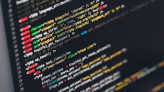 Verhältnismäßig viele Unternehmen des Maschinen- und Anlagenbaus (60 Prozent) entwickeln einen Großteil (60 bis 100 Prozent) ihrer Software aktuell selbst.  (Bild: frei lizenziert)