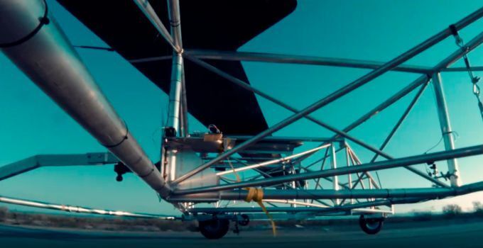 Facebooks Antennen-Drohne Aquila beim ersten Liftoff: Das solarbetriebene Fluggerät soll Internet in die entlegensten Gebiete bringen. (Facebook)