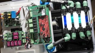 Das am KIT entwickelte Batterie-Management zum dezentralen Überwachen und Regeln von Redox-Flow-Batterien macht einen einfachen „stand alone“-Betrieb möglich. (KIT)