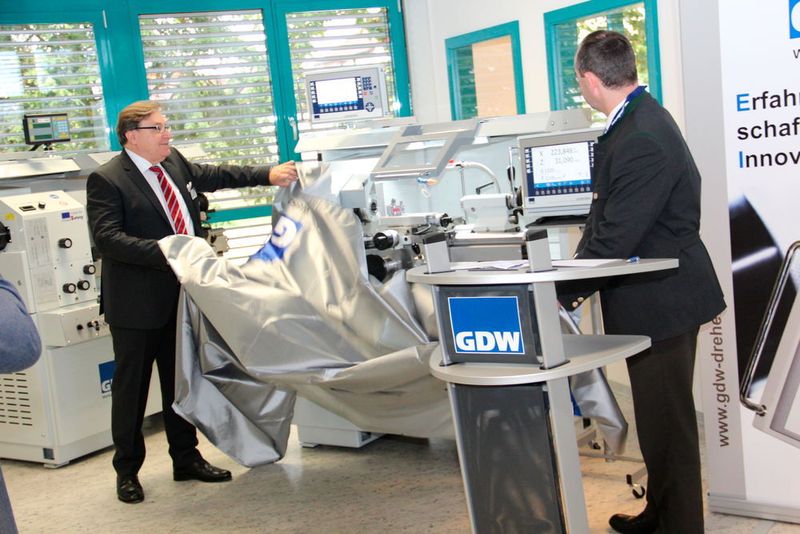 Hans Ort, geschäftsführender Gesellschafter und Hubert Aiwanger, MdL, Bundes- und Landesvorsitzender der Freien Wähler, enthüllen das „Objekt der Begierde“. (Sonnenberg)