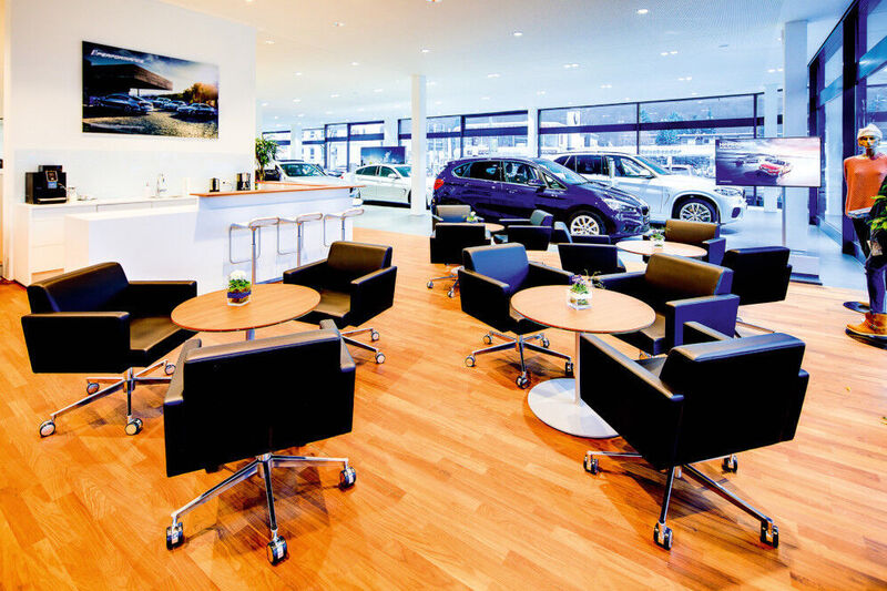 Im BMW- und Mini-Showroom in Siegen hat das Autohaus Wahl die Hersteller-CI umgesetzt. (Wahl)