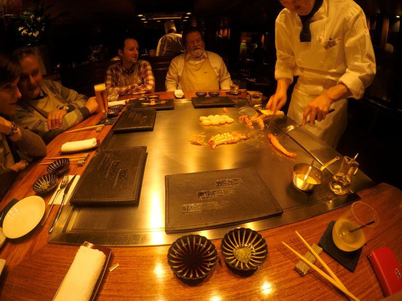Die Teppanyaki-Art ist sowohl unterhaltsam als auch schmackhaft und für jede Japanreise ein kulturelles Muss. (Sonnenberg)