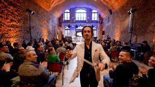 Gründer Robert Merz beim zweiten internationalen Treffen der Kfz-Rockstars im März 2023 in Berlin. Rund 200 Vertreter der Mitgliedsbetriebe kamen zusammen.  (Bild: Kfz-Rockstars)