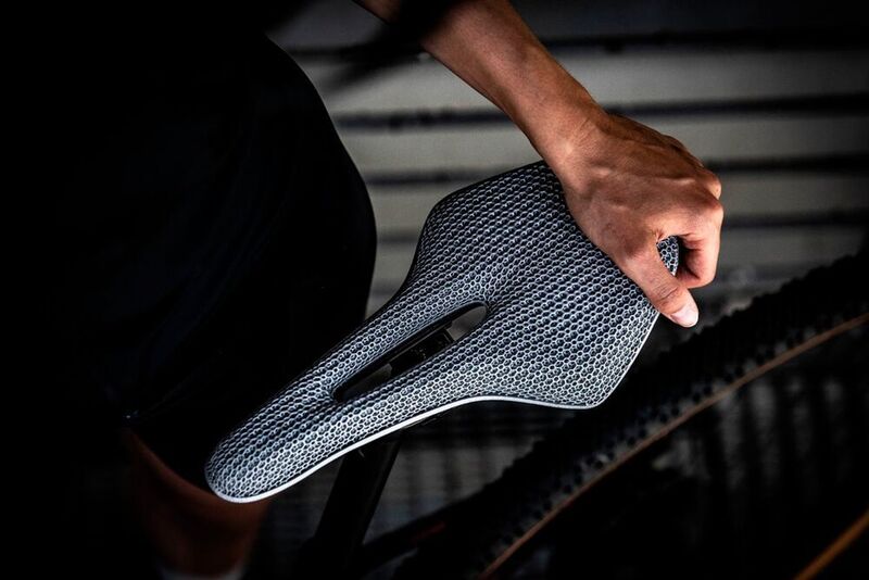 Für den individualisiert gepolsteren sowie gefederten Fahrradsattel kam der neue Lattice-Engineering-Service von Forward AM zum Einsatz. Der Sattel wurde mit Gitterstrukturen aus dem elastischen Photopolymer Ultracur3D EL 150 gedruckt. Die Entwicklung erfolgte gemeinsam mit Hyperganic, atum3D und Innovation Lab.  (BASF 3D Printing Solutions)