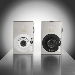 Schönheiten unter sich: die Ixus 70 glänzt mit der Kombination aus Metall und Schwarz.