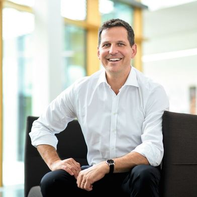 Nikolai Zaepernick ist seit 15 Jahren bei der EOS GmbH beschäftigt und seit 2021 Mitglied der Geschäftsführung. Zu seinen Schwerpunkten als Chief Sales Officer gehören unter anderem Vertrieb, Service und Applikationsengineering. Zuvor war er unter anderem knapp knapp zwölf Jahre für Siemens in der Automatisierungssparte tätig. (Bild: Tobias Hase)