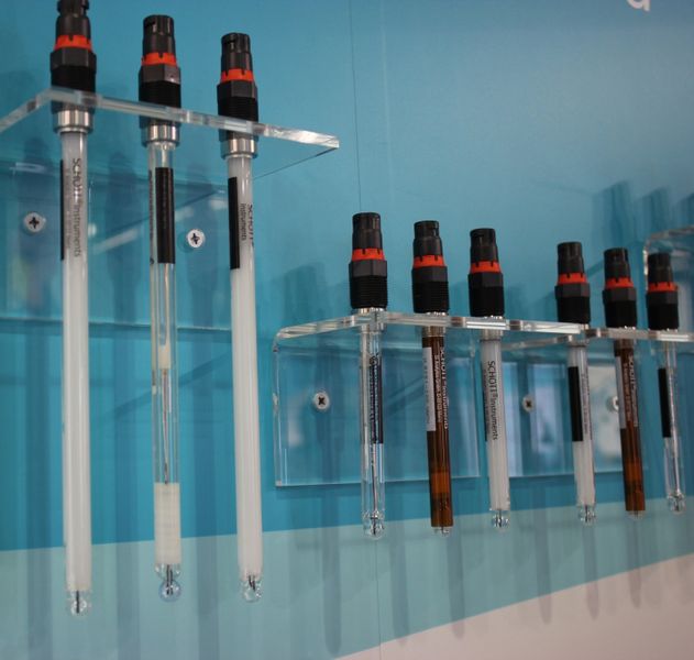 …präsentiert seine neuen Schott Instruments Elektroden mit Memosens-Steckkopf, die sich insbesondere durch ein digitales Stecksystem, als auch die Datenspeicherung im Messkopf auszeichnen. (Bild: LABORPRAXIS)