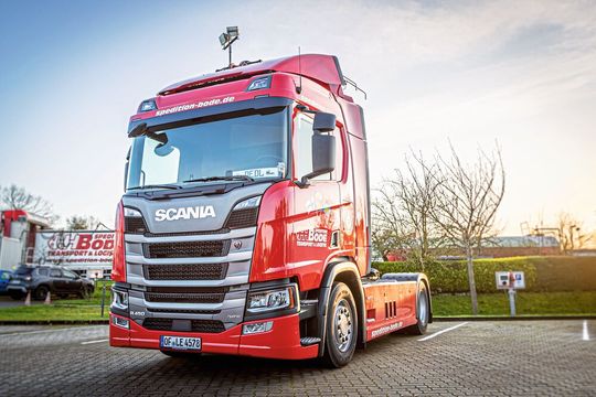 Mit 80 Sattelzugmaschinen transportiert die Spedition Bode Güter aller Art quer durch Europa.(Bild:  Siemens Mobility GmbH/ Ulrich Wirrwa Wiwiphoto & Film)