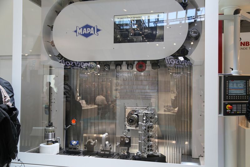 Mapal auf der AMB 2014: An dieser Werkzeugmaschine konnte die vielseitigen Lösungsmöglichkeiten von Mapal präsentiert wreden. (Bild: Böhm)