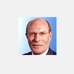 Titel, Name: Dr. Frank Stangenberg-Haverkamp Geburtsjahr, -ort: 1948 in Dorsten Funktion: stellv. Vorsitzender des Vorstandes, Vorstand des Gesellschafterrates Firma: E. Merck KG  Ausbildung: Studium der Volkswirtschaftslehre in Freiburg Abschluss: Promotion in Wirtschaftsgeschichte  Berufliche Laufbahn: Zunächst Tätigkeit als Investmentbanker bei der Commerzbank, Barings Bank und Hambros Bank in London Seit 1984 Mitglied des Gesellschafterrates der E. Merck KG 1994 stellv. Vorsitzender des Gesellschafterrates Seit 2002 stellv. Vorsitzender des Vorstandes der E. Merck KG Seit 2004 Vorsitzender des Gesellschafterrates der E. Merck KG   Besonderes: Direkter Nachfahre von Emanuel Merck, dem Gründer des Unternehmens Merck und von Friedrich Jacob Merck, dem Gründer der Engel-Apotheke (Grundstein für das Unternehmen) Stellv. Vorstand des Familienrates der E. Merck KG 2007-2009 Mitglied des Aufsichtsrates der M. A. X. Automation AG Ehemaliges Mitglied des Aufsichtsrates der Berliner Elektro Holding AG Ehemaliger Aufsichtsratsvorsitzender der BE Semiconductor Indusries N.V. und der Telcab Ltd.   Familienstand: verheiratet, sieben Kinder  (Bild: Merck)