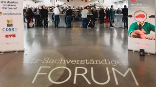 Das Kfz-Sachverständigen Forum fand unter dem Motto „Der Kfz-Sachverständige der Zukunft – Auslaufmodell, Nischenberuf oder gefragter Spezialist?“ im Würzburger Vogel Convention Center statt. (Bild: Stefan Bausewein)