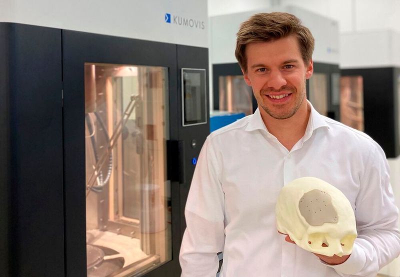 Der FLM-Drucker R1 von Kumovis stellt Medizinprodukte aus Hochleistungskunststoffen unter Reinraumbedingungen her. Nahezu alle thermoplastischen Kunststoffe von PLA bis hin zu PEEK können verarbeitet werden. (Kumovis)