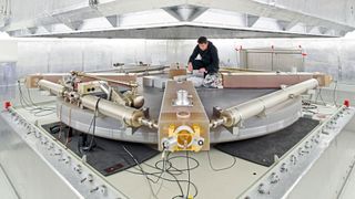 Geophysiker Dr. Andre Gebauer in der Ringlaserkonstruktion (Gesamtschau) des Grossringlasers G, Institut fuer Astronomische und Physikalische Geodaesie (IAPG) der TU München am Geodaetischen Observatorium Wettzell / Bad Koetzting. (Bild: Astrid Eckert / TU München)