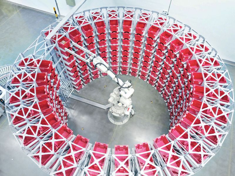 Automatisierung vor dem Hintergrund des anhaltenden E-Commerce-Booms: Angetrieben durch aktuelle Verbraucher-trends und den wachsenden Arbeitskräftemangel wird sich eine rasche Intensivierung der Automatisierung im Jahr 2022 fortsetzen.  (Bild: ABB)