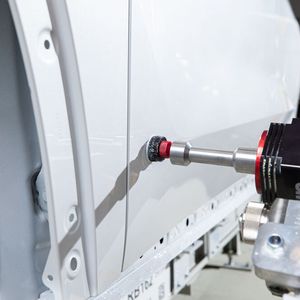 Software speichert die exakte Lage, Form und Größe des Fehlers, konstruiert ein digitales 3D-Abbild und ordnet es basierend auf objektiven Kriterien ein. Die Roboter arbeiten an jeder Karosserie individuell.(Bild:  Harry Zdera/BMW)