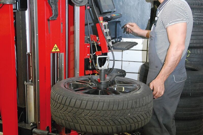 Der Anwender gibt nur die Reifengröße ein, die Abdrückrollen positioniert diese Maschine gesteuert durch Tastsensoren. (Foto: Holz)