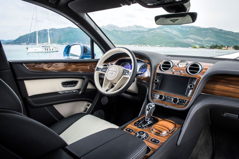 Dennoch fällt die Auswahl der Materialien und deren Verarbeitung nicht weniger gediegen aus als beim Benziner. (Bentley)