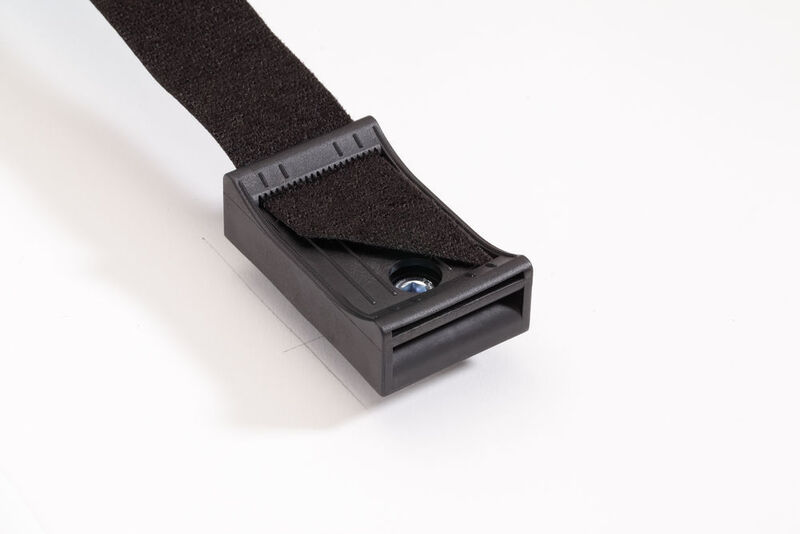 Das Back-to-Back-Klettband lässt sich durch den Klettbandsockel schieben und ist in Zugrichtung automatisch fixiert. (Hebotec/Foto Schlotterer)