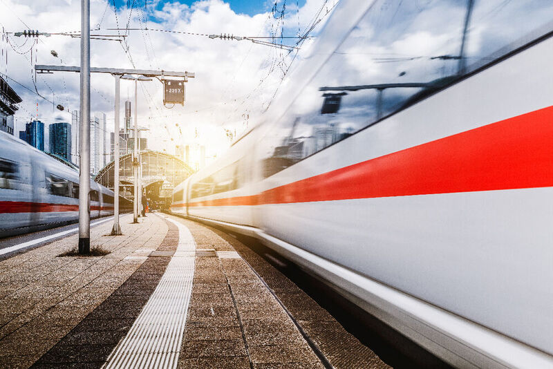 Nach Ansicht der Behörde nimmt die Deutsche Bahn eine Doppelrolle ein. Einerseits sei sie selbst eine marktstarke Mobilitätsplattform mit ihrem Portal bahn.de und mit ihrer App DB Navigator (nokturnal – stock.adobe.com)