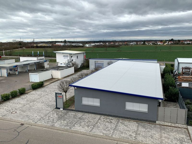 Das Gebäude des Technikums ist erst fünf Jahre alt und mit einer leistungsfähigen Photovoltaik-Anlage auf dem Hallendach (nicht sichtbar, im hinteren Hallenbereich) ausgestattet. (Bild: Michael Koch)