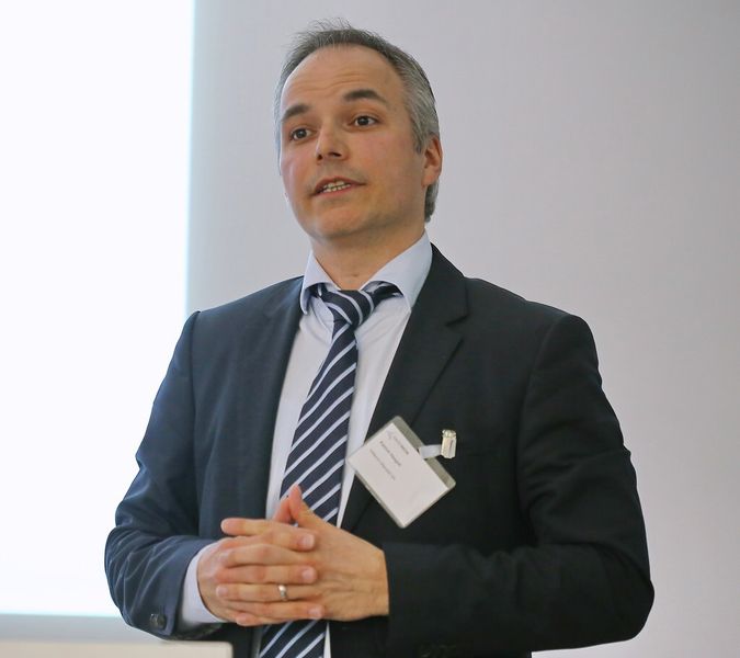 Patrick Haegeli, Geschäftsführer Willemin Macodel zeigt die Folgen der Überwertung des Schweizer Franken für sein Unternehmen. (Bild: Anne Richter, SMM)