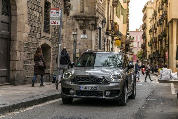 Unterhalb des Gepäckraumbodens ist als zweite Kraftquelle der Elektromotor des MINI Cooper S E Countryman ALL4 untergebracht.  (Mini)