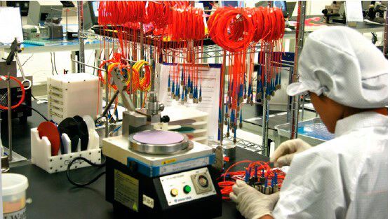 Produktion von Glasfaser-Systemen (Bild: Focuz)