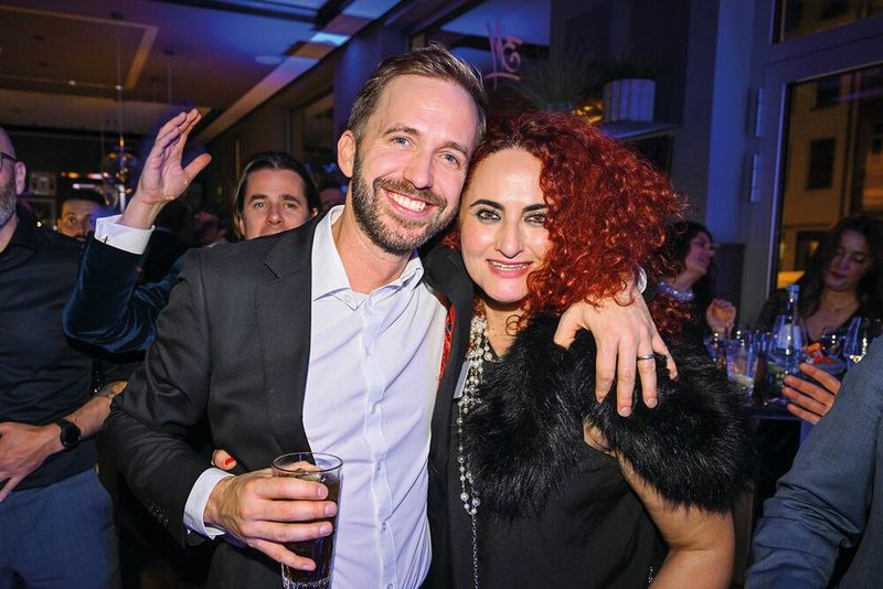 Tobias Schmidt (Teamviewer) und Besa Agaj (IT-BUSINESS) sehen sich endlich mal live. (Bild: Hannes Magerstädt)