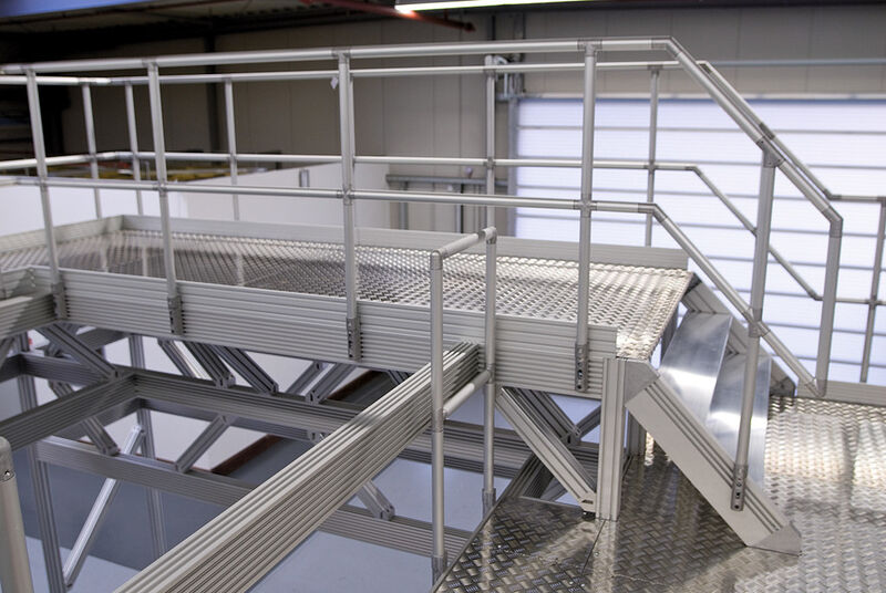 Einfach montiert und flexibel: die industriellen Treppen, Geländer und Arbeitsbühnen aus dem ITAS-System, kombiniert mit dem Blocan-Profilsystem. (Bild: Phoenix Mecano)