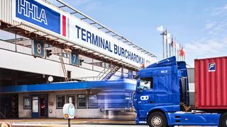 Lkw am Gate des Container Terminal Burchardkai: Die Fuhrunternehmer werden bei der Transformation von der Plastikkarte zur App aktiv begleitet. (Bild: HHLA/Thies Rätzke)