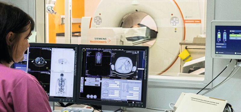 Dank des modernen PET-CT, ein kombiniertes System aus Positronenemissionstomographen (PET) und Computertomographen (CT), haben Forschende erstmals die positive Wirkung von Nikotinpflastern auf Long Covid Symptome bildgebend aufgezeigt.(Bild:  Stefan Straube /UKL)