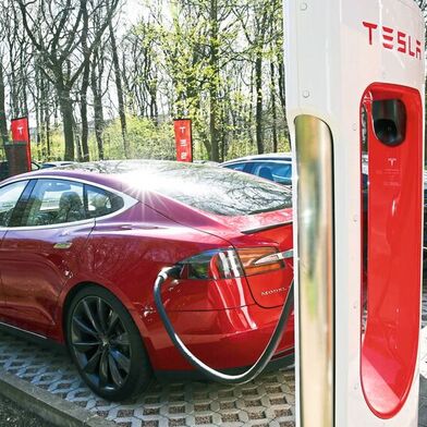 Tesla: Lenkung und Software-Rückrufaktionen für 21.776 Autos in Deutschland