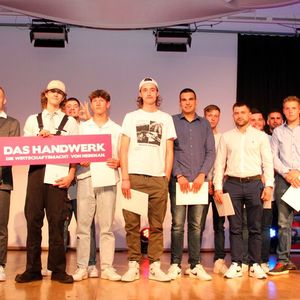 Die Kreishandwerkerschaft Mosel-Eifel-Hunsrück-Region (KH MEHR) feierte in der Bürgerhalle in Hetzerath die Lossprechung von 86 neuen Gesellinnen und Gesellen im Handwerk.(Bild:  KHWS Pruem)