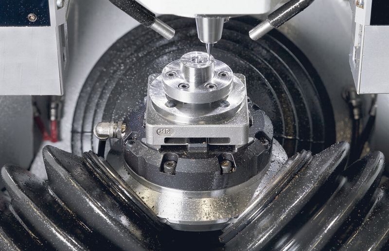 Bild 1: Die Grundidee: Bei der Bearbeitung wird das kleine, leichte Werkstück und nicht die schwere Werkzeugeinheit bewegt. (Willemin-Macodel)