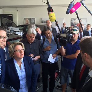 Der Besuch bei Autoschmitt in Frankfurt/Main, einem Betrieb des ZDK-Präsidenten, sorgte für überregionales Medieninteresse.(Bild:  Baeuchle / »kfz-betrieb«)