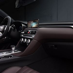 Der Innenraum des G70 bleibt weitgehend unverändert. Allerdings wächst der Touchscreen in der Armaturenbrettmitte von 8 auf 10,25 Zoll.(Bild:  Genesis)