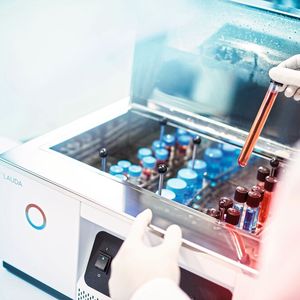 1 Die Lauda- Hydro-Reihe umfasst sechs Wasserbäder, zwei Wasserbäder mit  Umwälzfunktion sowie drei Schüttelwasserbäder, dazu Abdampf­bäder und ein Paraffinstreckbad.(Bild:  Lauda)