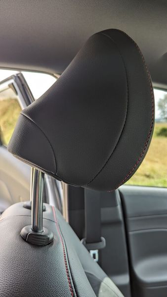 Der Chirurg würde sagen „vorbildlich“, doch manchen Zeitgenossen bzw. mancher Zeitgenossin ist die Kopfstützen etwas zu nah am Hinterkopf (nicht einstellbarer Abstand!). (Bild: Dominsky – VCG)