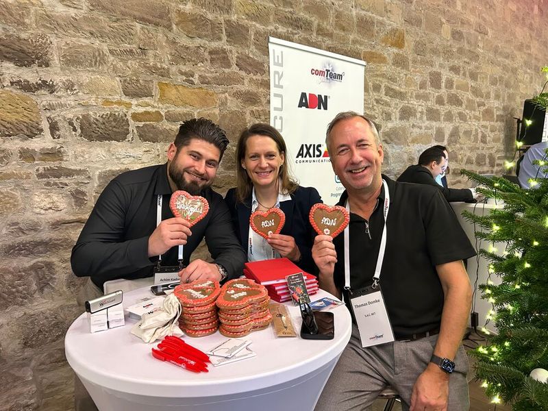 (V. l.) Achim Kadar (ADN), Katja Dahl (Watchguard) und Thomas Domke (S.A.C. Net) haben die Anwesenden mit leckeren Lebkuchenherzen versorgt.  (Bild: Vogel IT-Medien)