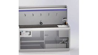 Der Beiztisch verfügt über einen abgeschlossenen Flüssigkeitskreislauf zum umweltfreundlichen Beizen und fachgerechten Sammeln und Entsorgen der Beizmittel. (Bild: Greising)