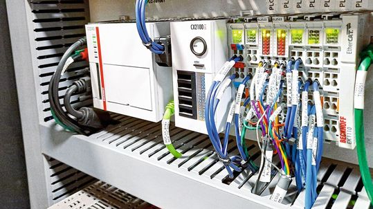 Ein Embedded-PC CX2040 von Beckhoff liefert die Rechenleistung für die Koordination der fünf Bewegungsachsen der Hochgeschwindigkeits-Laserschneidmaschine.(Bild:  BOS Innovations)