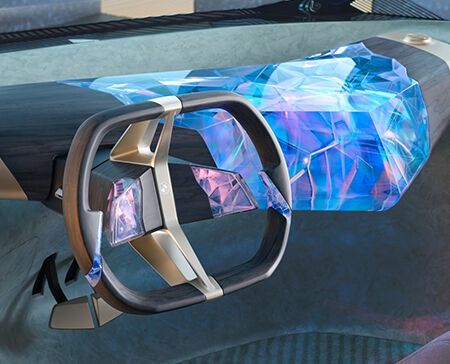 Die Instrumententafel hat die Form einer schwebenden, V-förmigen Skulptur, die in den Innenraum ragt. Ihr Herzstück ist ein 3D-gedruckter, kristalliner Körper mit nervenähnlichen Strukturen, großer visueller Tiefe und einem faszinierenden Lichteffekt. (Bild: BMW/Purmundus Challenge)