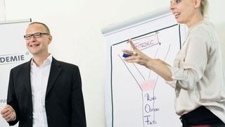 Die Trainer Martin Seydell und Maria Scharrenberg vermitteln praxisnah Führungskompetenz. (Führungsakadmie Sylt)