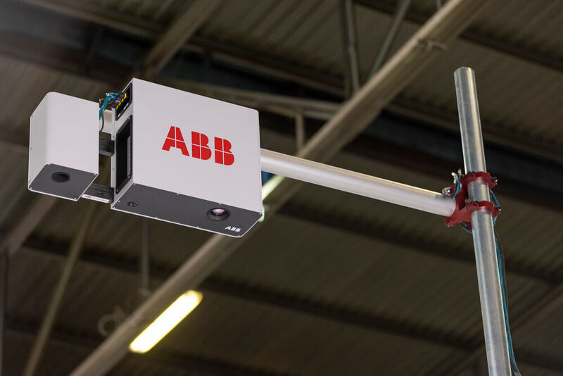 Die Software des neuen ABB-Systems Robotic Depalletizer nutzt die vom Bildverarbeitungssensor gesammelten Informationen, um dem Roboter einen geeigneten Greifpunkt für jede Art von Karton zuzuweisen.  (ABB / J. Vermeulen)