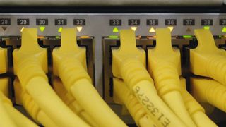 Einsparmöglichkeit bei Ethercat: Programmierbare SoC-Bausteine erzielen eine Ersparnis bei den Ausrüstungskosten, bieten mehr Vielseitigkeit und bescheren längere Lebenszyklen. (gemeinfrei)